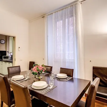 Bernini Near The Trevi Fountain - 4 Bedroom Rome