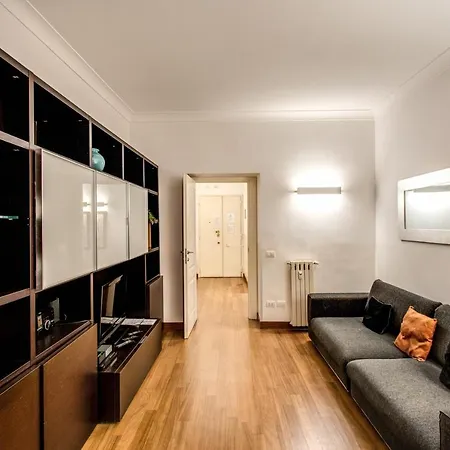 Apartment Bernini Near The Trevi Fountain - 4 Bedroom Rome