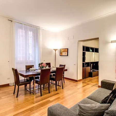 Bernini Near The Trevi Fountain - 4 Bedroom Apartment