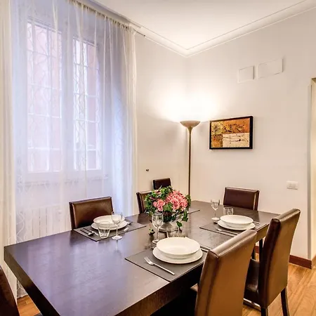 Bernini Near The Trevi Fountain - 4 Bedroom Apartment