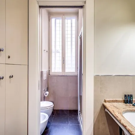 Apartment Bernini Near The Trevi Fountain - 4 Bedroom