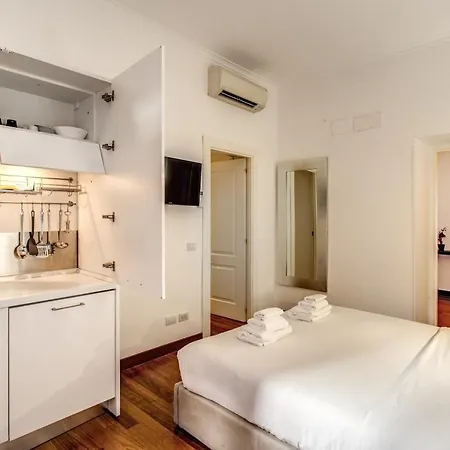Bernini Near The Trevi Fountain - 4 Bedroom Apartment Rome