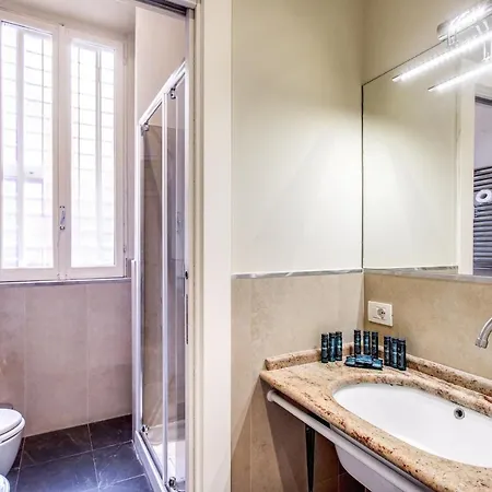 Apartment Bernini Near The Trevi Fountain - 4 Bedroom Rome
