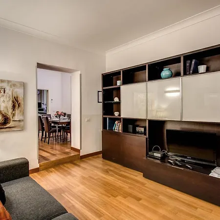 Bernini Near The Trevi Fountain - 4 Bedroom Apartment *