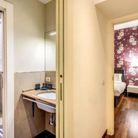 Bernini Near The Trevi Fountain - 4 Bedroom Apartment *